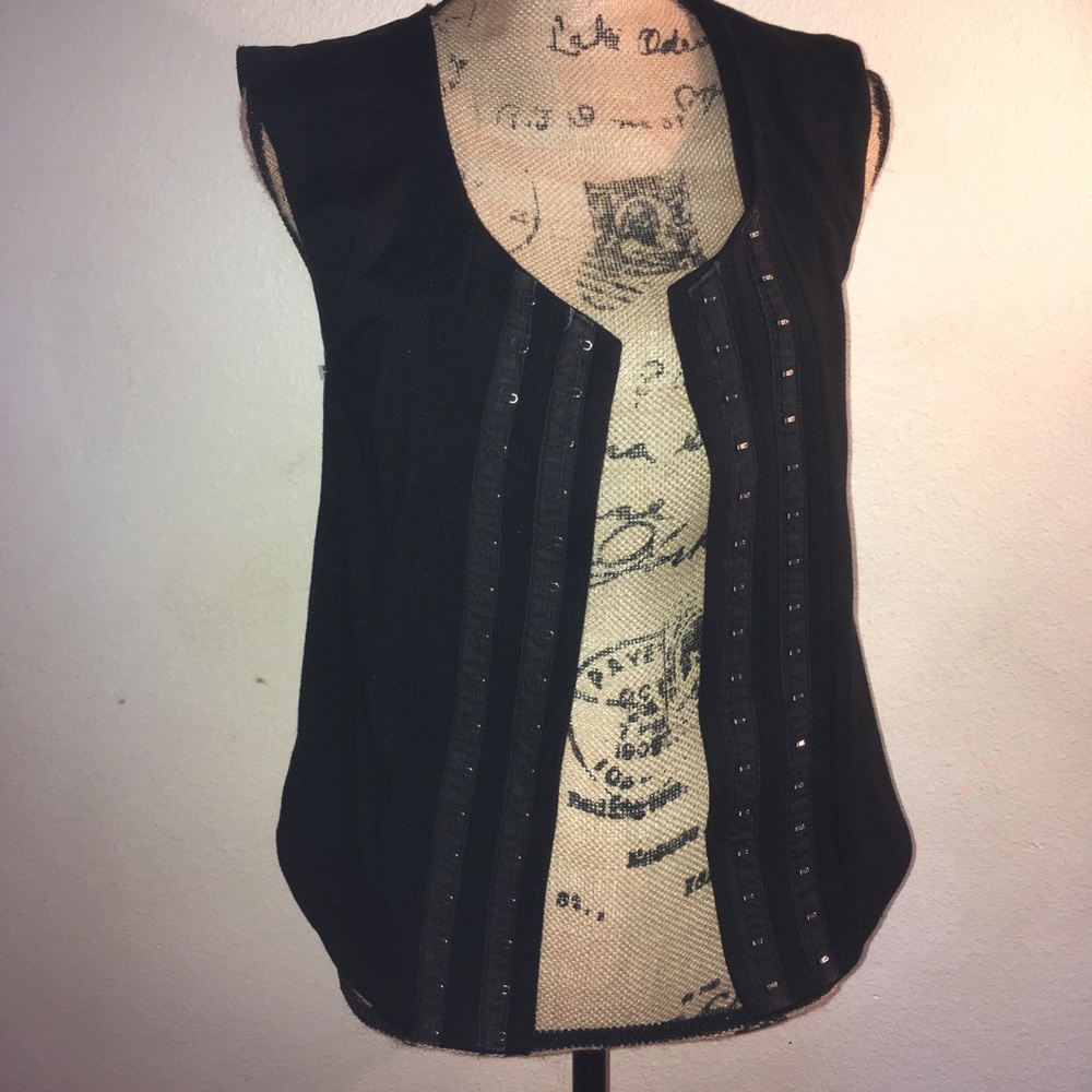 Sleek VPL eye hook vest